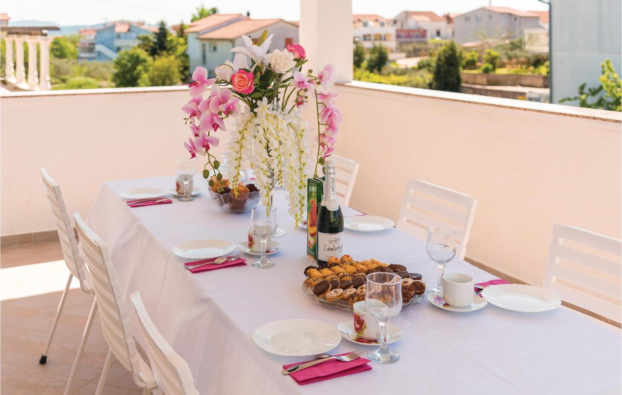 4 Bedroom Cozy Apartment In Vodice Exteriör bild