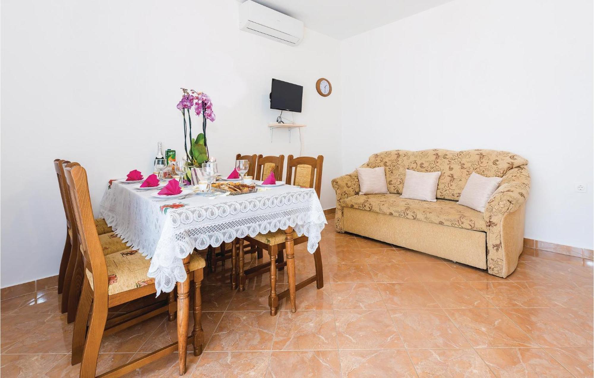 4 Bedroom Cozy Apartment In Vodice Exteriör bild