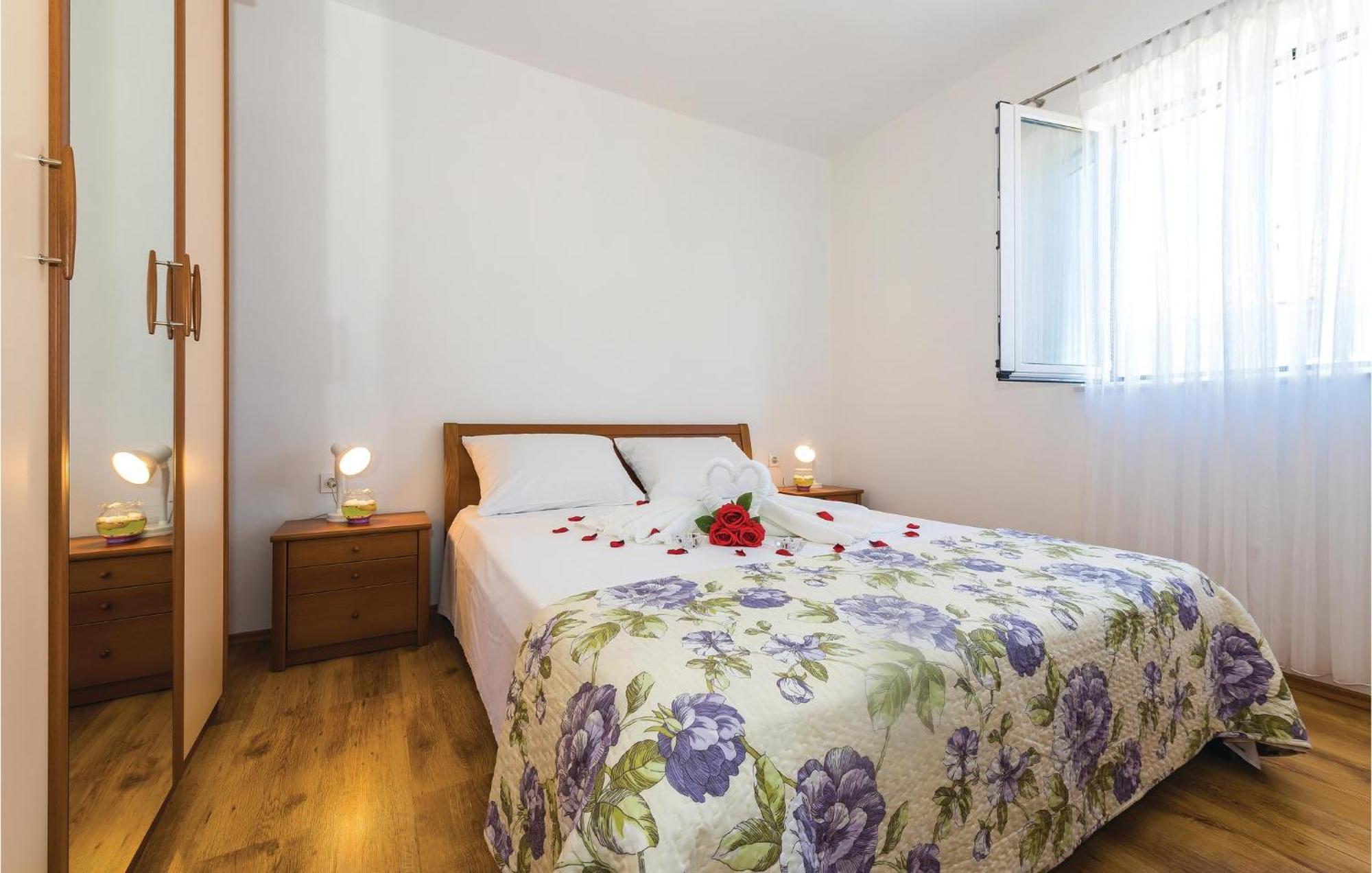 4 Bedroom Cozy Apartment In Vodice Exteriör bild